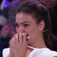 Isis Valverde chorou com homenagem da família e amigos em programa na TV neste domingo, 4 de setembro de 2016