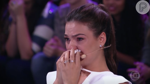 Isis Valverde chorou com homenagem da família e amigos em programa na TV neste domingo, 4 de setembro de 2016