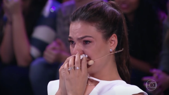Isis Valverde chora com homenagem da família e amigos em programa na TV