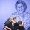 Claudia Leitte abraçou a família com a imagem da sua avó ao fundo