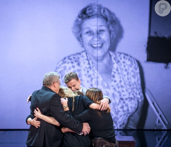 Claudia Leitte abraçou a família com a imagem da sua avó ao fundo