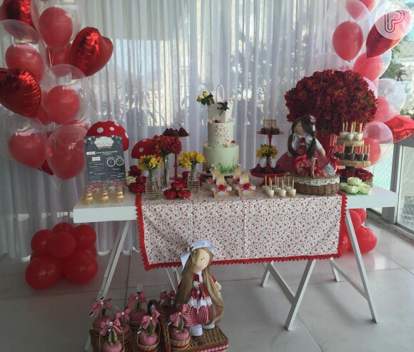 A festa de Maria Flor ganhou muitos balões vermelhos