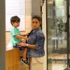 Juliana Paes passeou com os filhos no shopping neste domingo, 4 de setembro de 2016
