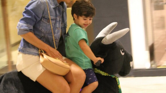 Juliana Paes anda em bichinho com filhos no shopping e leva o caçula no ombro