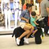 Juliana Paes brincou com os filhos no shopping neste domingo, 4 de setembro de 2016