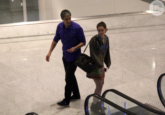 William Bonner e sua filha Beatriz passearam no shopping Village Mall, no Rio de Janeiro, neste domingo, 4 de setembro de 2016