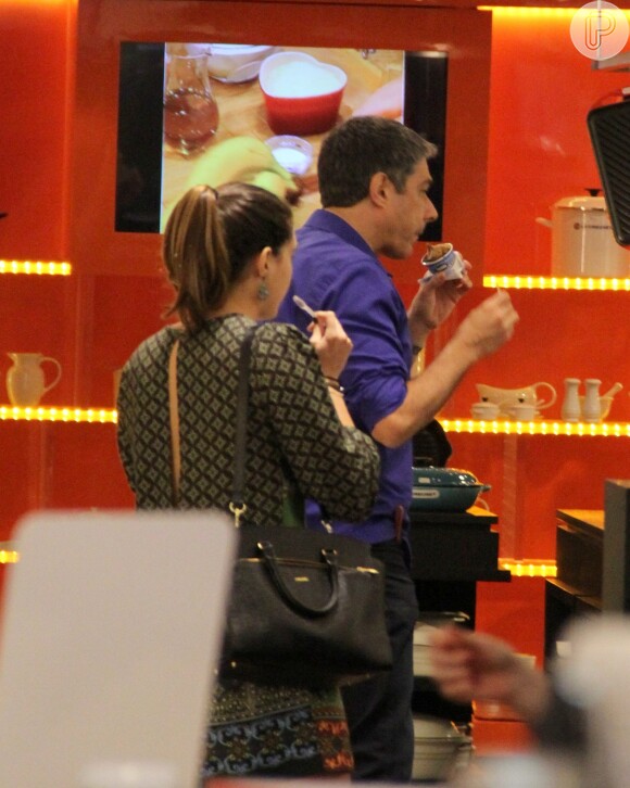 William Bonner e sua filha Beatriz passearam no shopping Village Mall, no Rio de Janeiro, neste domingo, 4 de setembro de 2016