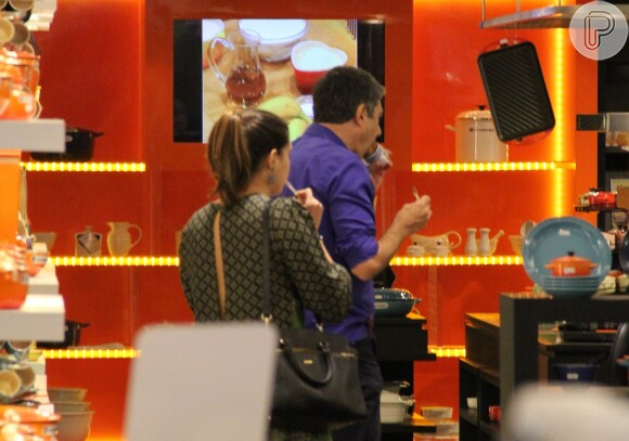 William Bonner e sua filha Beatriz passearam no shopping Village Mall, no Rio de Janeiro, neste domingo, 4 de setembro de 2016