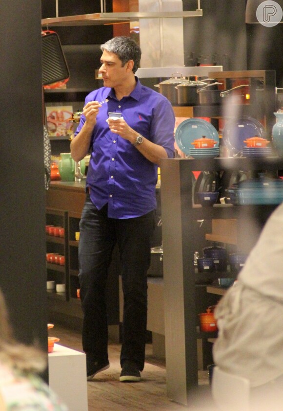 William Bonner e sua filha Beatriz passearam no shopping Village Mall, no Rio de Janeiro, neste domingo, 4 de setembro de 2016