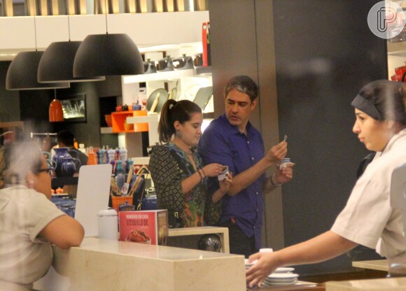 William Bonner e sua filha Beatriz passearam no shopping Village Mall, no Rio de Janeiro, neste domingo, 4 de setembro de 2016