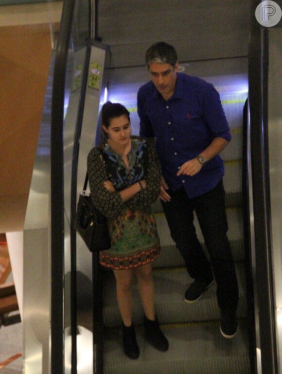 William Bonner e sua filha Beatriz passearam no shopping Village Mall, no Rio de Janeiro, neste domingo, 4 de setembro de 2016