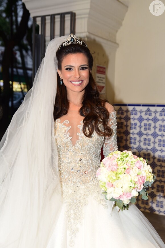 Para o casamento, Kamilla investiu em um vestido de R$40 mil feito pelo estilista Tom Felix