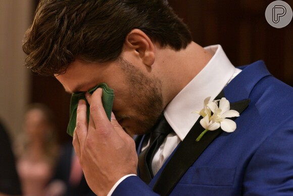 Eliéser Ambrósio chorou bastante ao receber a noiva no altar acompanhada do pai, Luís Salgado