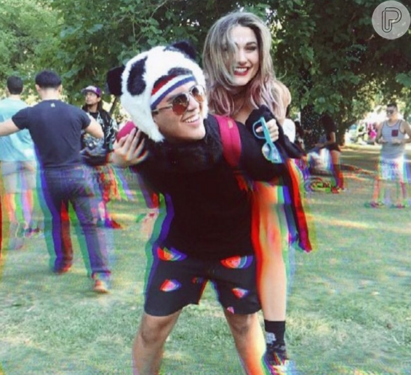 Sasha se diverte com um amigo durante o Electric Zoo Festival, nos Estados Unidos, onde está morando para fazer faculdade de moda
