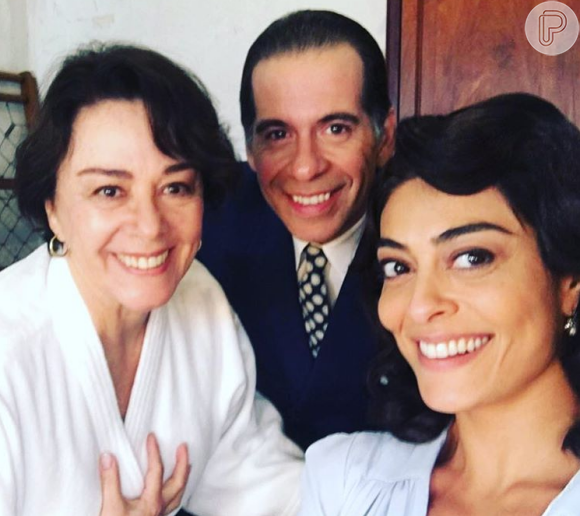 Juliana Paes posa com Leandro Hassum e Nívea Maria nos bastidores das gravações de 'Dona Flor e Seus Dois Maridos'