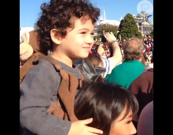 Com filho nas costas, Dani Suzuki curte a Disney durante desfile tradicional do parque