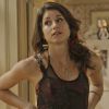 Carmela (Chandelly Braz) avisa Bruna (Fernanda Vasconcellos) sobre o jantar de família em sua casa, na novela 'Haja Coração'