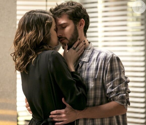 Bruna (Fernanda Vasconcellos) revela no meio do jantar que Giovanni (Jayme Matarazzo) está apaixonado por Camila (Agatha Moreira), na novela 'Haja Coração'