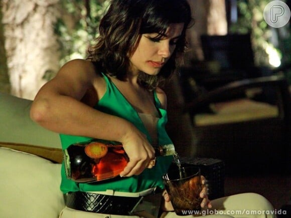 Aline (Vanessa Giácomo) está intoxicando César (Antonio Fagundes) com a comida e a bebida que dá a ele, em 'Amor à Vida'