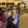 Wanessa Camargo embarca para São Paulo cercada de fãs