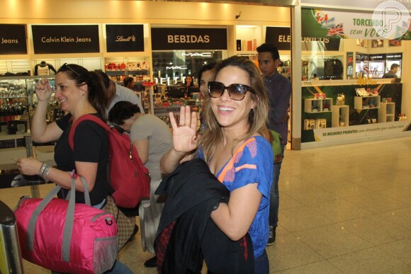 Wanessa Camargo embarca para São Paulo cercada de fãs