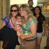 Wanessa Camargo posa com fã em aeroporto no Rio de Janeiro