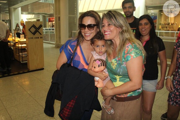 Wanessa Camargo posa com fã em aeroporto no Rio de Janeiro