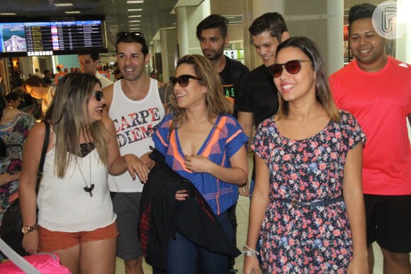 Wanessa Camargo se diverte com fãs antes de viajar para São Paulo