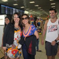 Wanessa Camargo se diverte rodeada de fãs em aeroporto no Rio de Janeiro. Fotos!