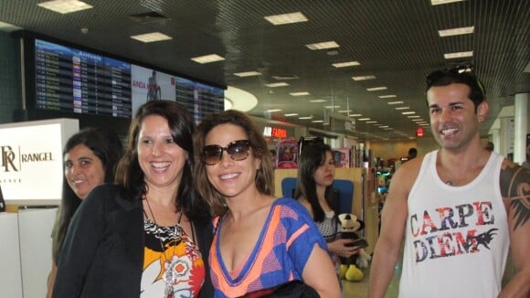 Wanessa Camargo se diverte rodeada de fãs em aeroporto no Rio de Janeiro. Fotos!