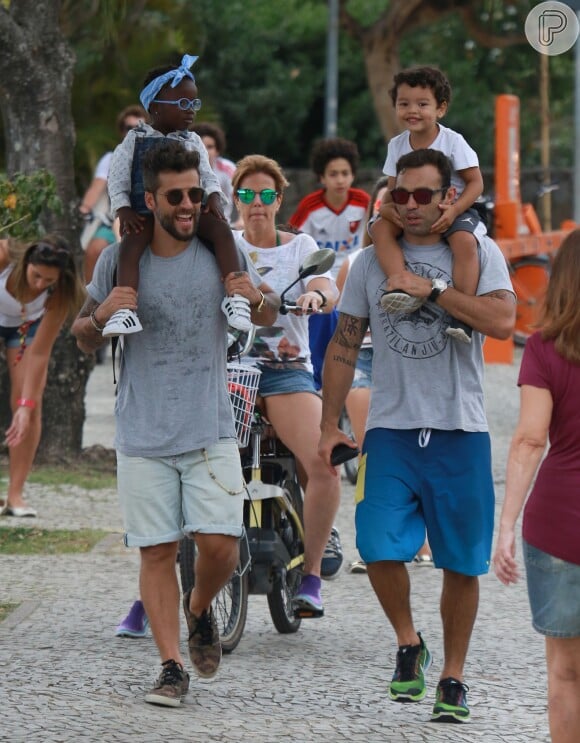 Bruno Gagliasso se diverte ao caminhar pela Lagoa, Zona Sul do Rio, com a filha, Titi