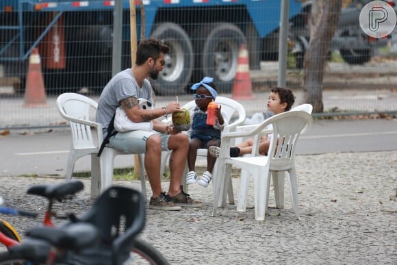 Bruno Gagliasso oferece água de coco para a filha, Titi