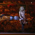 Amy Purdy requebrou e levantou o público debaixo de chuva na cerimônia de abertura da Paralimpíada Rio 2016