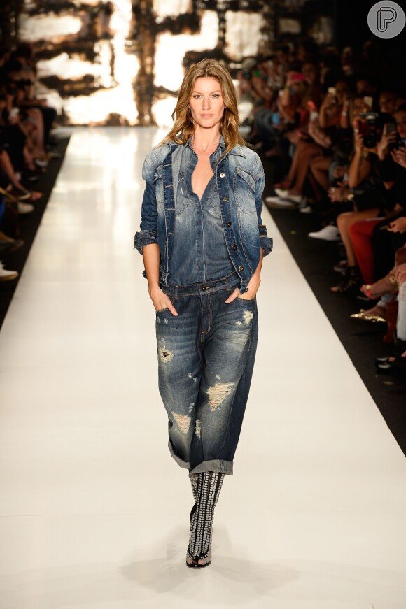 A top model Giselle Bündchen usou um look com all jeans com calça, camisa e jaqueta, durante um desfile da Colcci no São Paulo Fashion Week de 2015