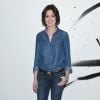 A atriz Anne Hathaway usou cintos e botas mais escuras para destacar a tendência total jeans 