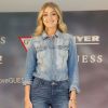 Básica, a modelo Gigi Hadid optou por usar blusa de botão e calça jeans, de maneira mais clássica