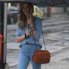 A atriz Grazi Massafera já foi fotografa usando um look total jeans durante um passeio na cidade do Rio de Janeiro