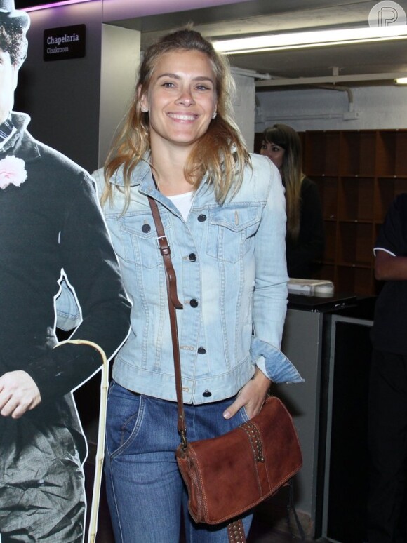 Para uma festa no Rio, Carolina Dieckmann usou a tendência total jeans e adicionou uma bolsa marrom para dar um tom vibrante ao look