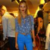 Yasmin Brunet exibe blusa jeans com estampa e calça jeans azul colorida