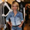 Em um evento de moda, Bruna Lizmeyer exibe um look total jeans com calça destroyed