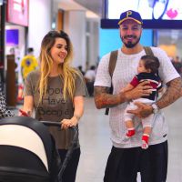 Filho de Aline Gotschalg e Fernando Medeiros rouba a cena em aeroporto. Fotos!