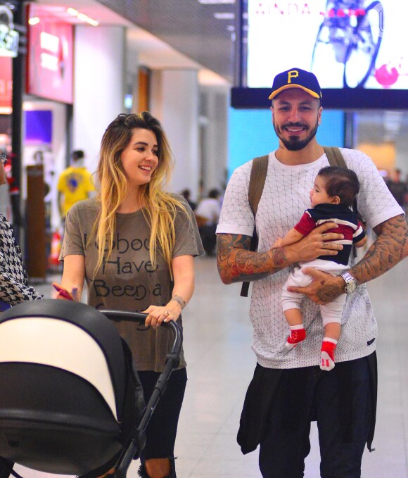 Ex-BBBs Aline Gostchalg e Fernando Medeiros foram fotografados com o filho, Lucca, no Aeroporto Santos Dummont, nesta quinta-feira, dia 08 de setembro de 2016