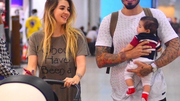 Filho de Aline Gotschalg e Fernando Medeiros rouba a cena em aeroporto. Fotos!