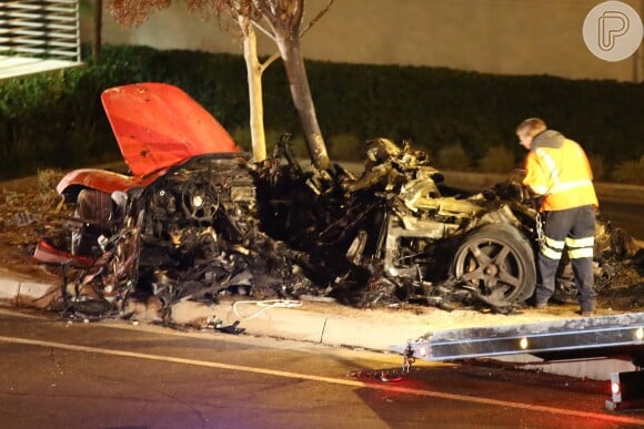 Porshe em que estava Paul Walker e seu amigo, Roger Rodas, após a colisão com um poste de luz em Santa Clarita, na Califórnia, no sábado, 30 de novembro de 2013