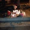 Fãs prestam homenagem a Paul Walker no local em que o Porshe em que morreu colidiu com um poste de luz, em Santa Clarita, em Los Angeles