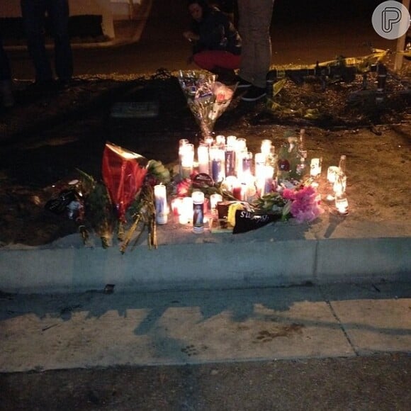 Fãs prestam homenagem a Paul Walker no local em que o Porshe em que morreu colidiu com um poste de luz, em Santa Clarita, em Los Angeles