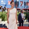 Grávida, Natalie Portman apostou em um vestido branco de ombro único