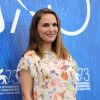 Grávida, Natalie Portman exibe barriguinha discreta no Festival de Veneza nesta quinta-feira, dia 08 de setembro de 2016