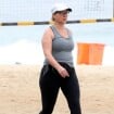Giulia Gam caminha na orla da praia para manter corpo em forma. Veja fotos!