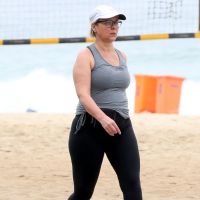 Giulia Gam caminha na orla da praia para manter corpo em forma. Veja fotos!